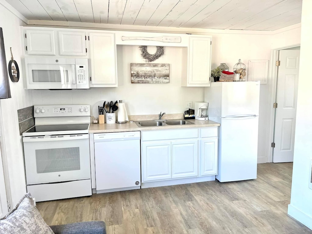 Family Cabin, 1 Bedroom (Pet and Child Friendly) photo 3