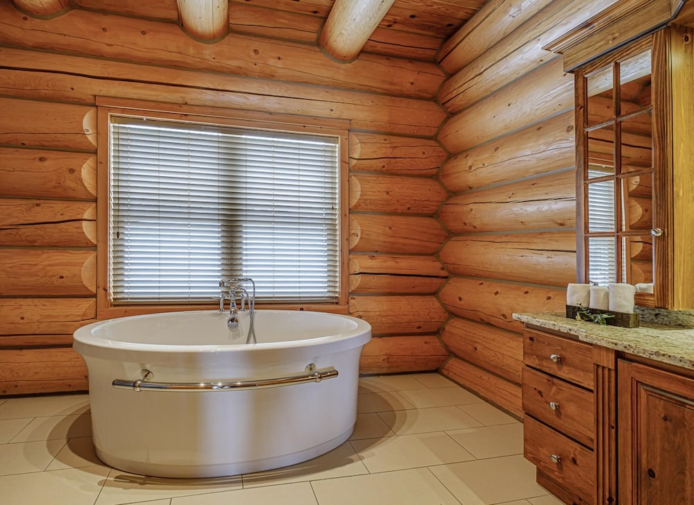 Executive Plus 89 - Luxurious log Home With Private hot tub Pool Sauna and Close to Activities, Photo 24
