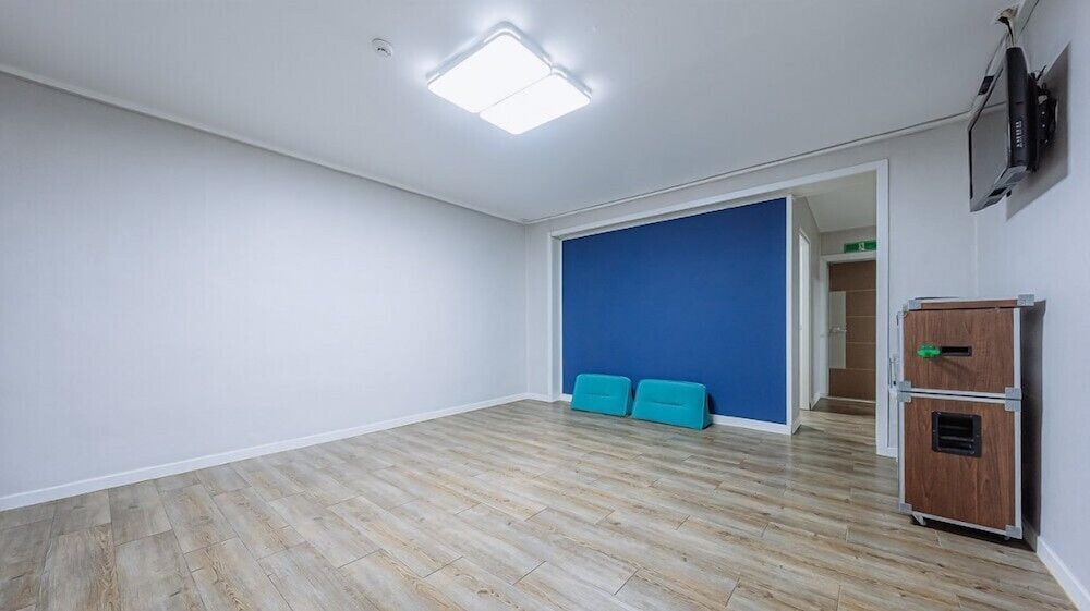 Room (day) - Photo 1