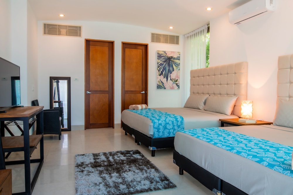 Standard Room, 2 Double Beds photo 2