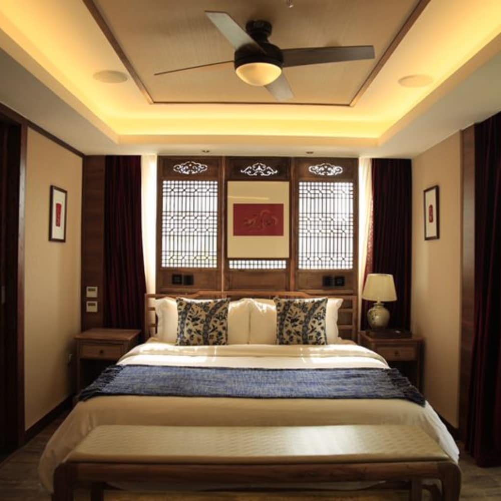 Studio Suite (Bathtub)