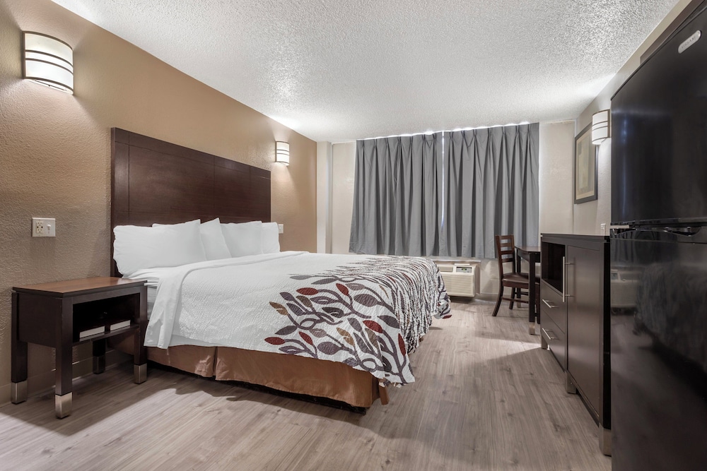 Superior Room, 1 King Bed, Smoking, Kitchen - Photo 1