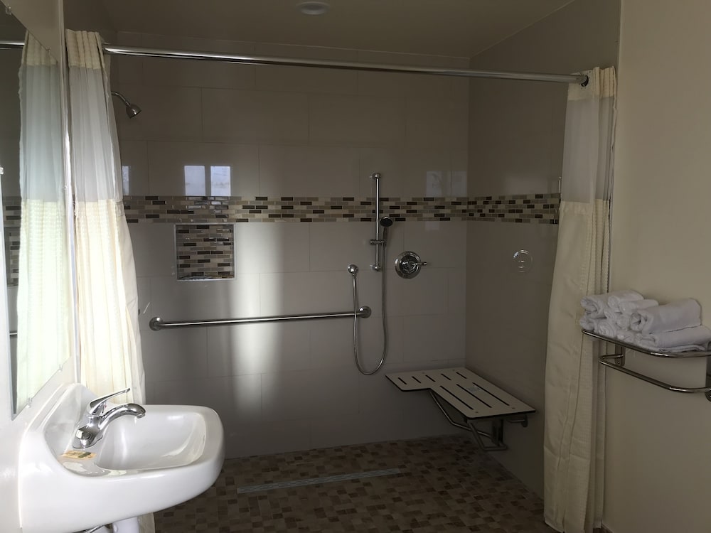 Standard Room, 2 Queen Beds photo 3