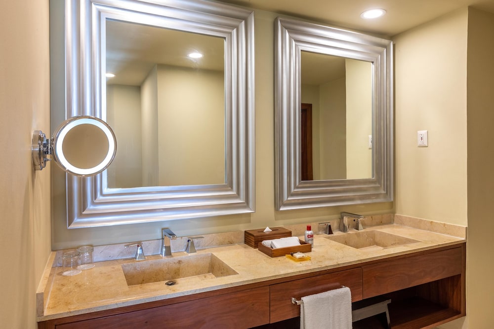 Superior Two Bedroom Suite Golf Course View thumbnail 6