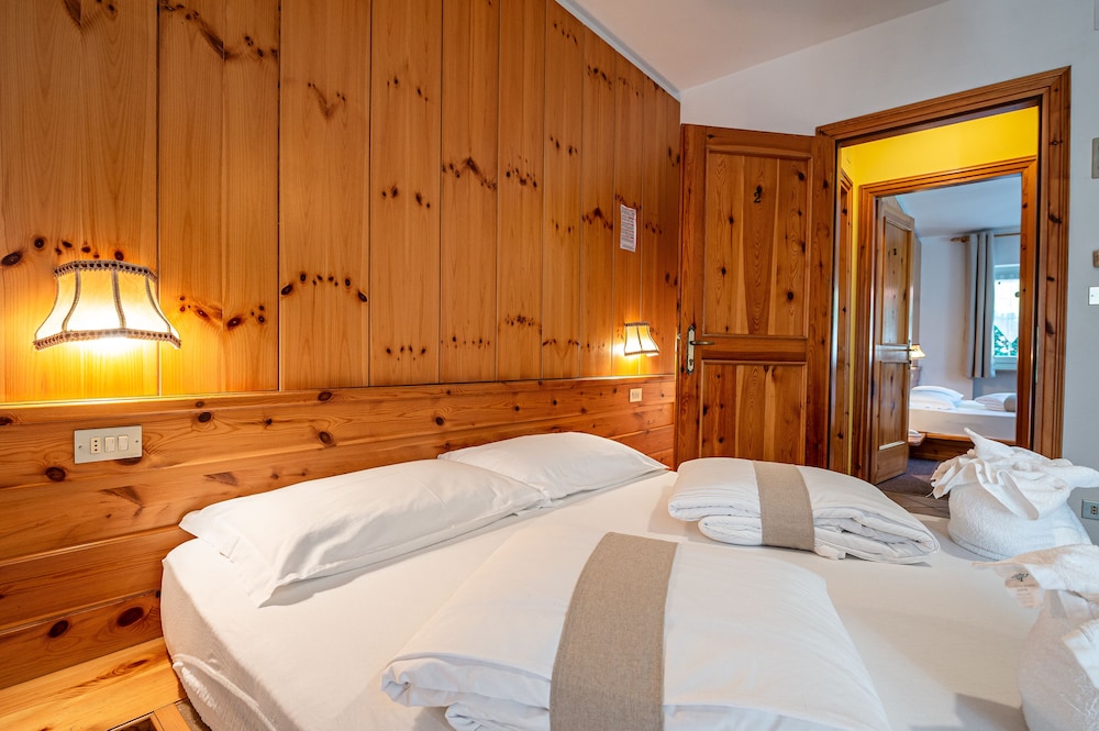 Quadruple Room, Connecting Rooms