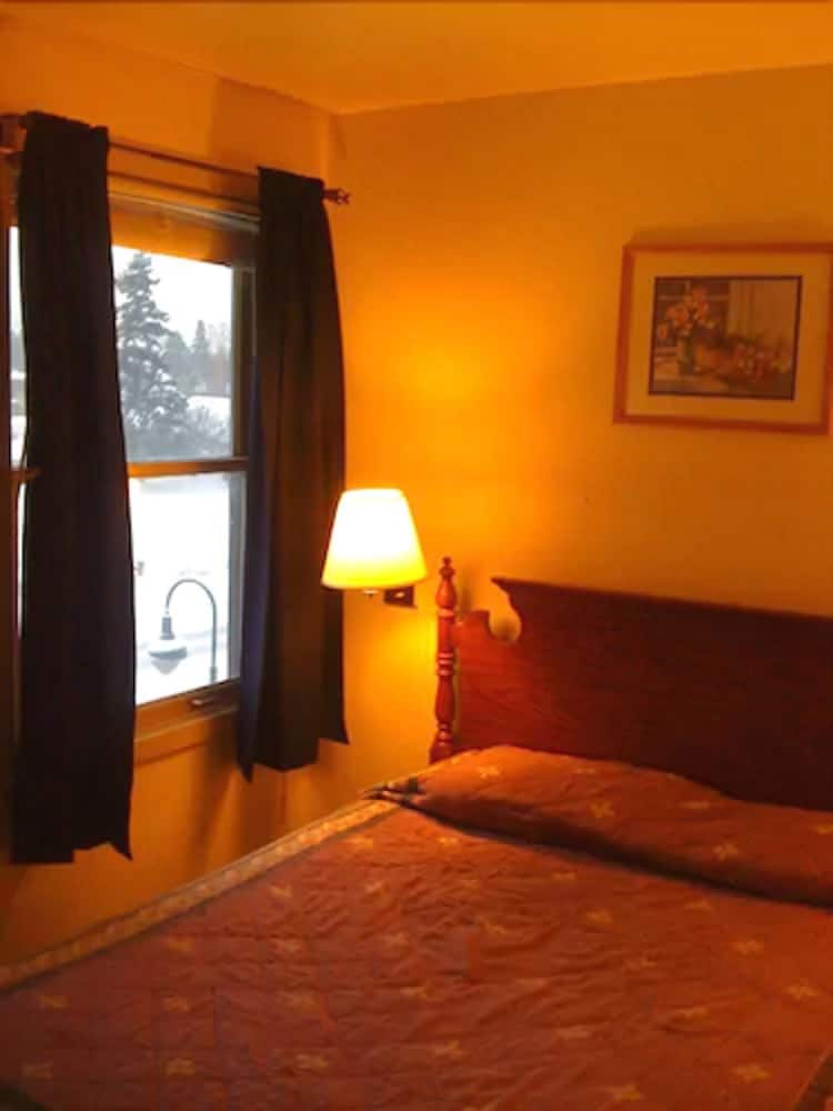 Room, 1 Queen Bed, Shared Bathroom photo 2