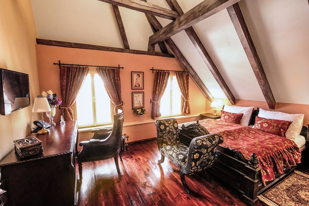 Room (Deluxe King 303)