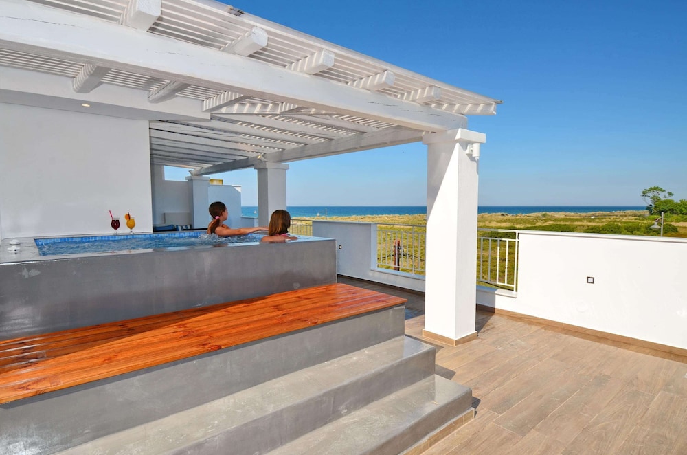 Honeymoon Suite, Sea View - Photo 13