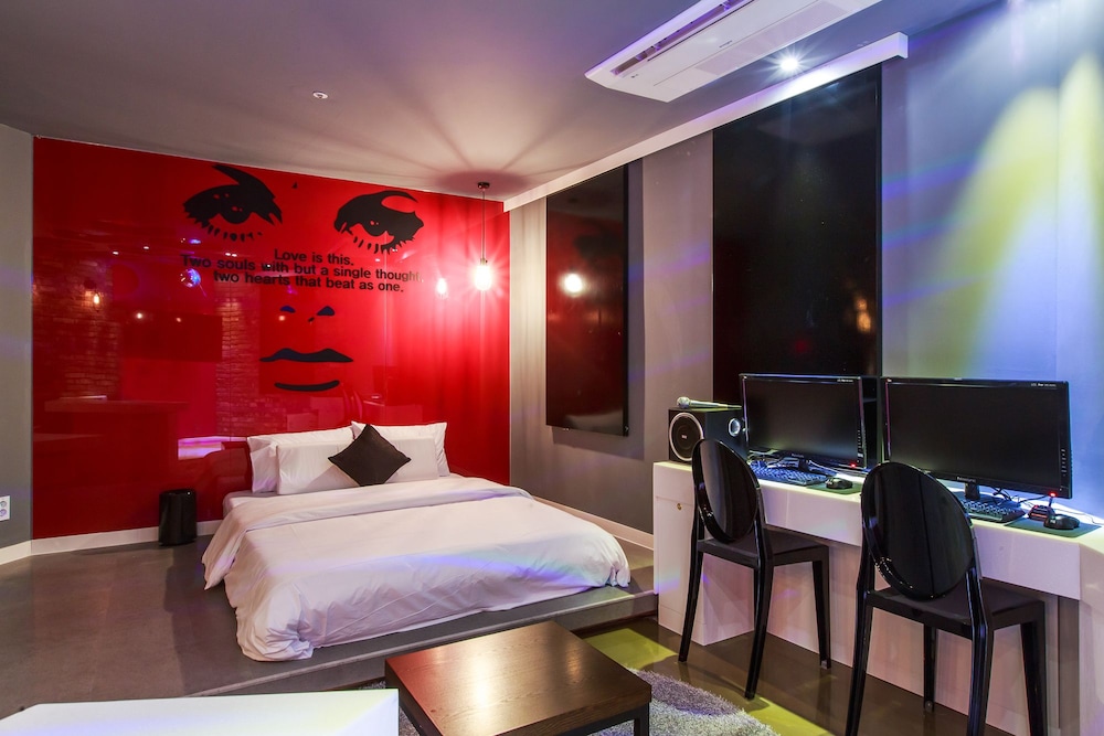 Party Room - Photo 3