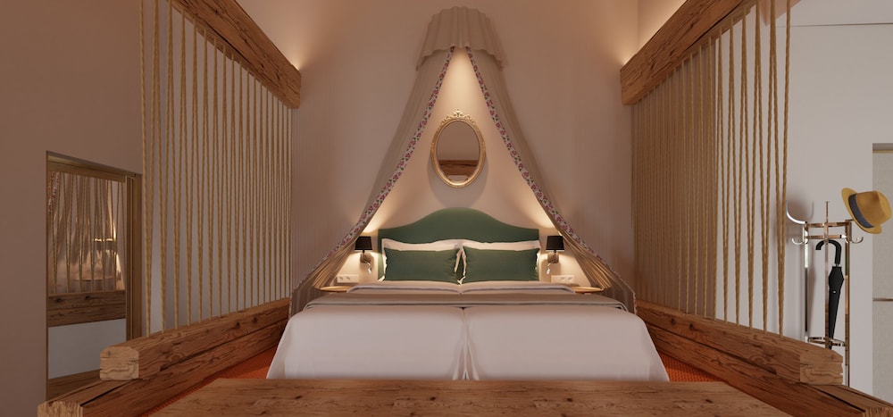 Superior Suite, Balcony, Courtyard View