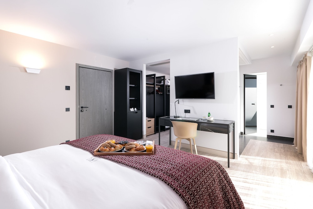 Deluxe Room (King) - Photo 11