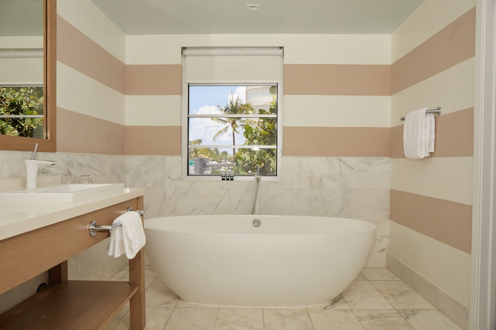 Deluxe Suite, 1 King Bed, Bathtub, City View thumbnail 5