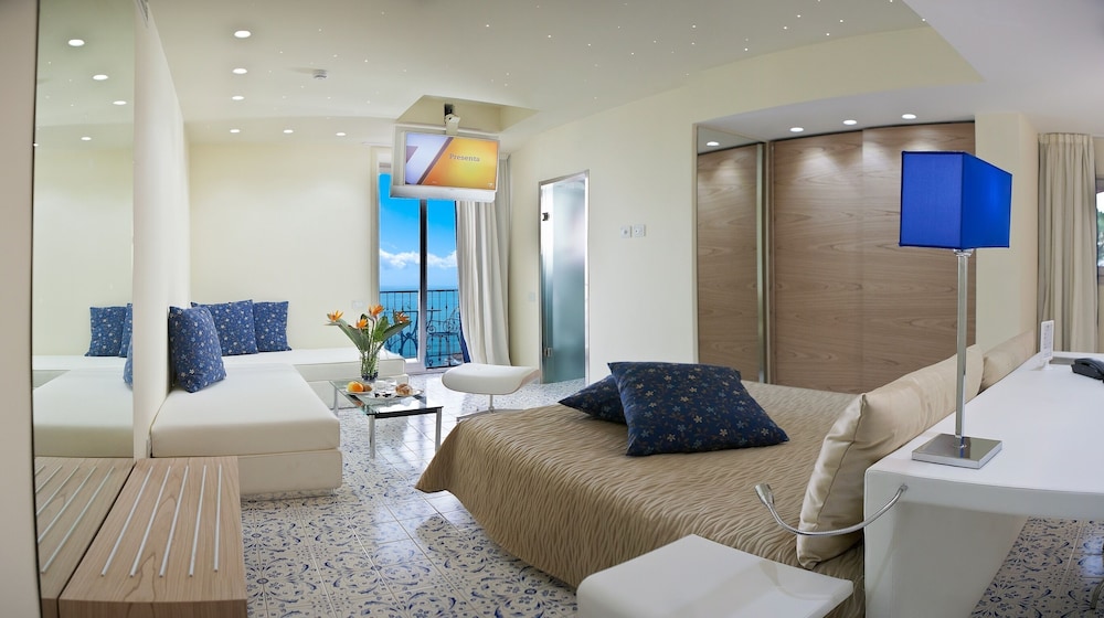 Superior Quadruple Room, Partial Sea View - Photo 5