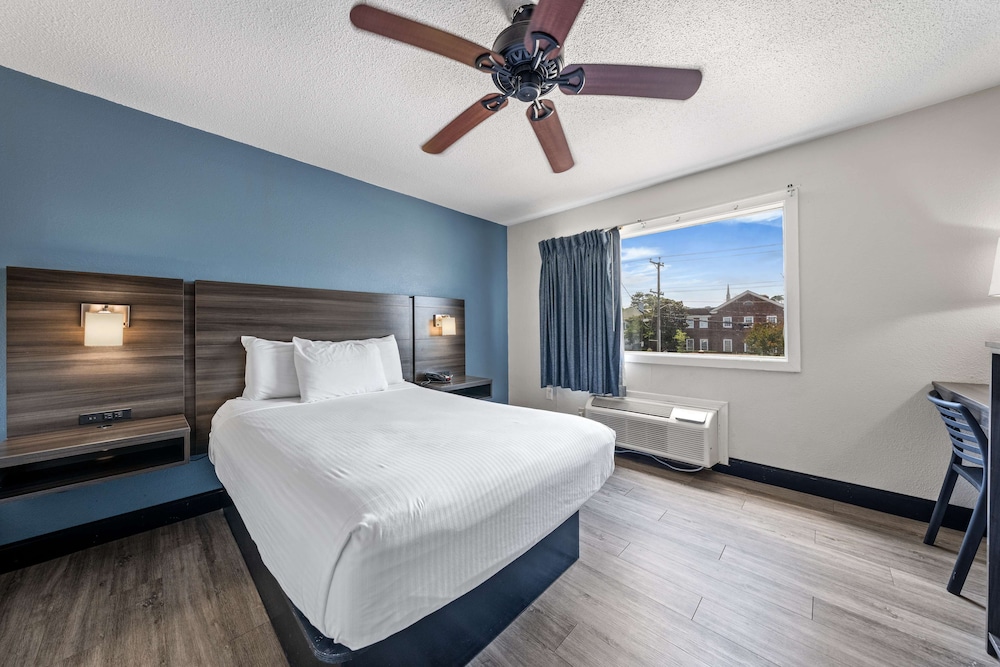 Standard Room, 1 Double Bed, Non Smoking, Refrigerator & Microwave (Small Room) - Photo 1