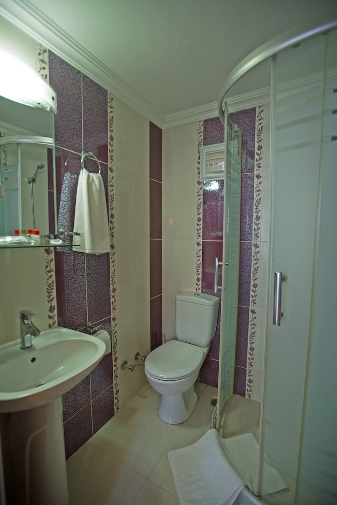 Economy Single Room, Shared Bathroom photo 3