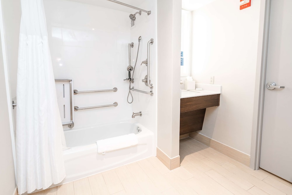 Room, 1 King Bed, Accessible, Bathtub (Mobility & Hearing) - Photo 9
