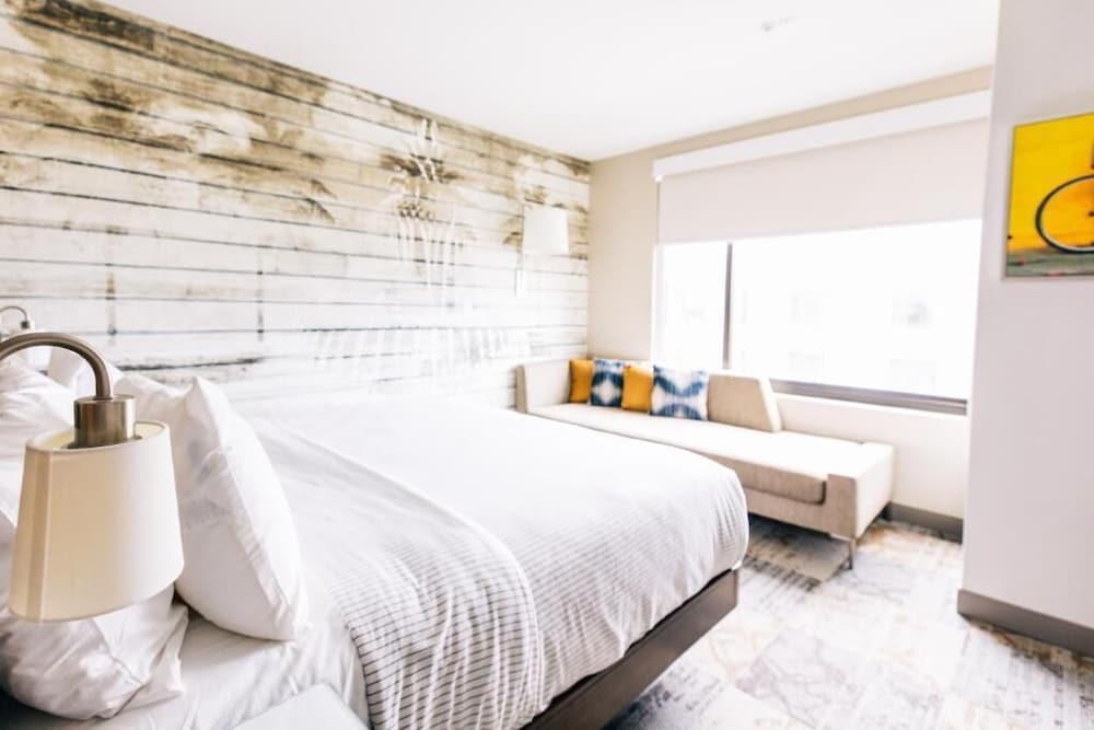 Room, 1 King Bed, Accessible (Mobility, Roll-In Shower) photo 2