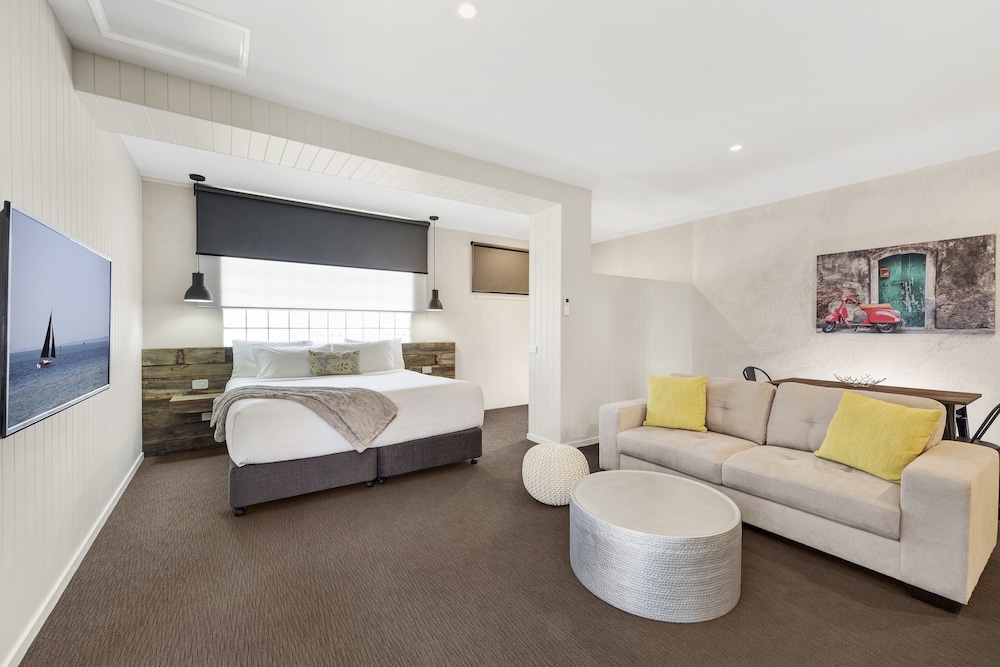 Premium Studio, 1 King Bed photo 1