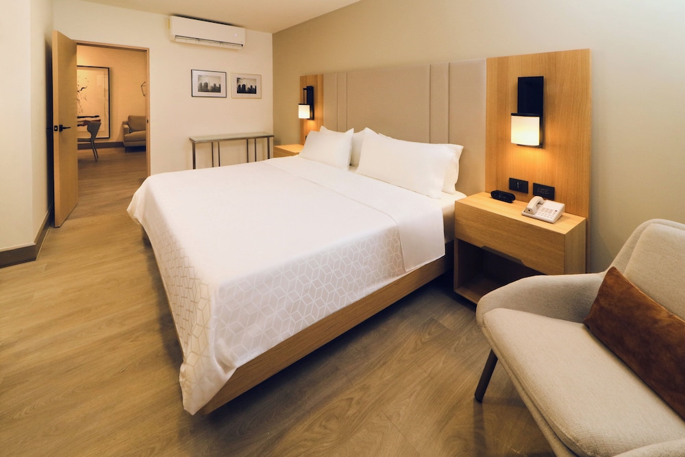 Suite, 1 Bedroom (Primary) photo 2
