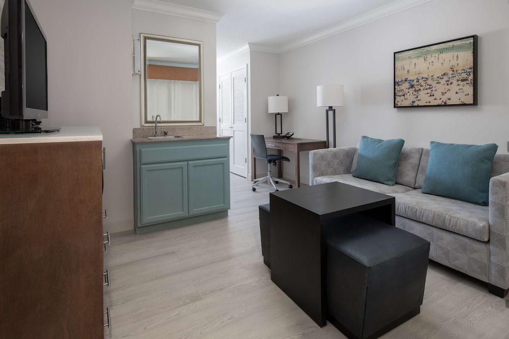 Suite, Multiple Beds, Non Smoking, Refrigerator & Microwave - Photo 2