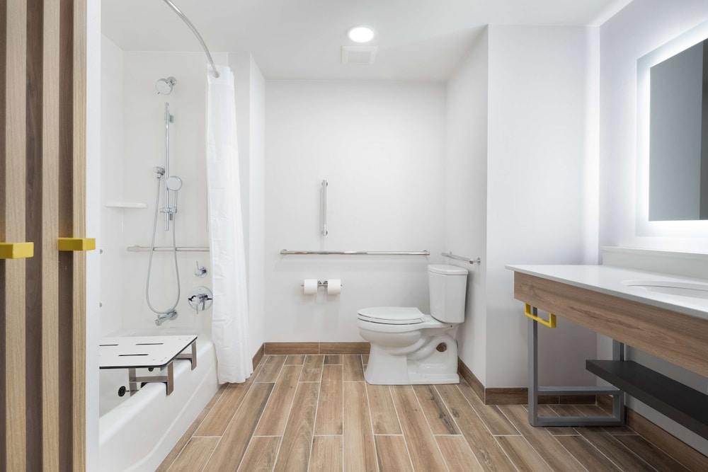 Room, 1 King Bed, Accessible, Bathtub - Photo 3