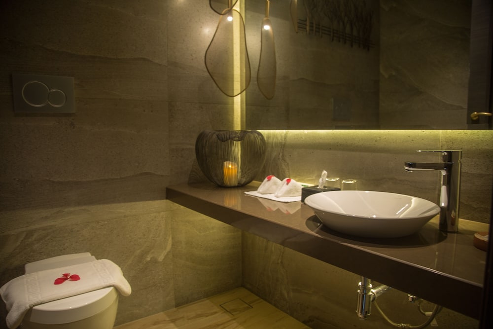 Lake View Suite - Photo 9