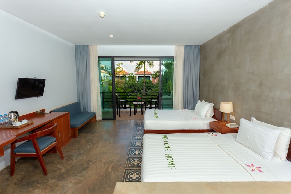 Infinity Pool View Signature Suite - Photo 10