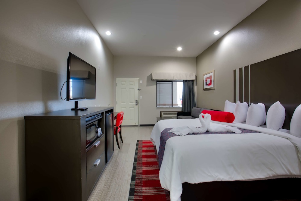 Superior Room, 1 King Bed, Accessible, Smoking photo 3