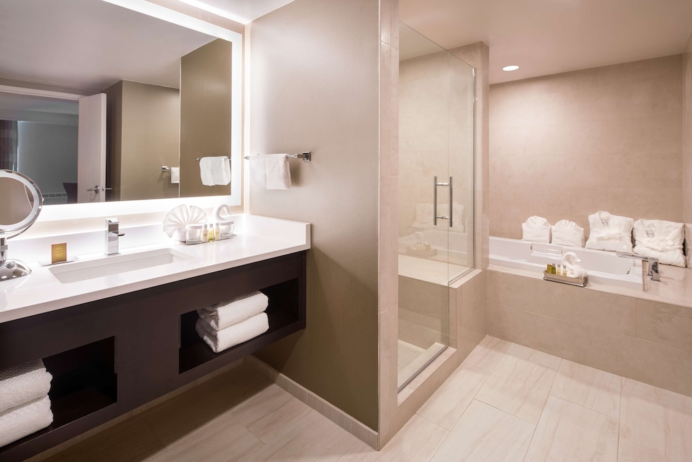 Room, 1 King Bed, Accessible (Roll-In Shower, Hearing) - Photo 5