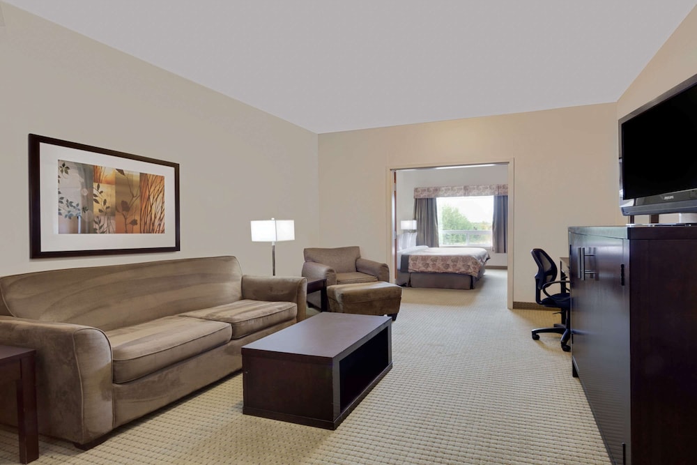 Suite, 1 King Bed - Photo 6