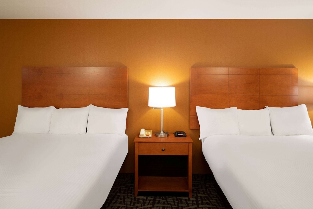 Standard Room, 2 Queen Beds - Photo 3