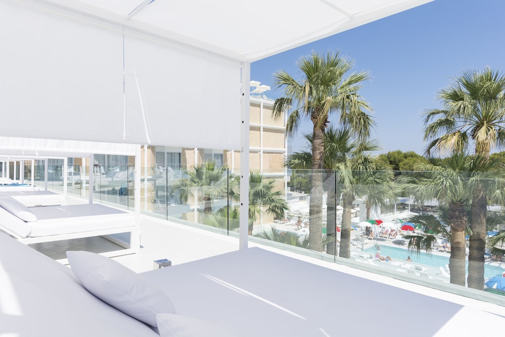 Double Room (Privilege Bali Bed - Sky Lounge Acces)