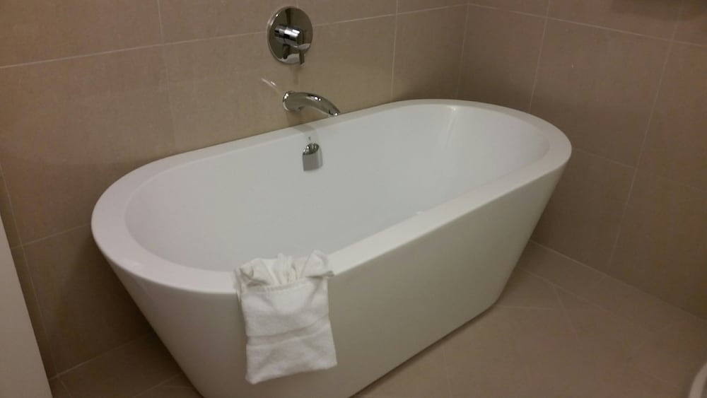 Premium Room, 1 King Bed - Photo 10