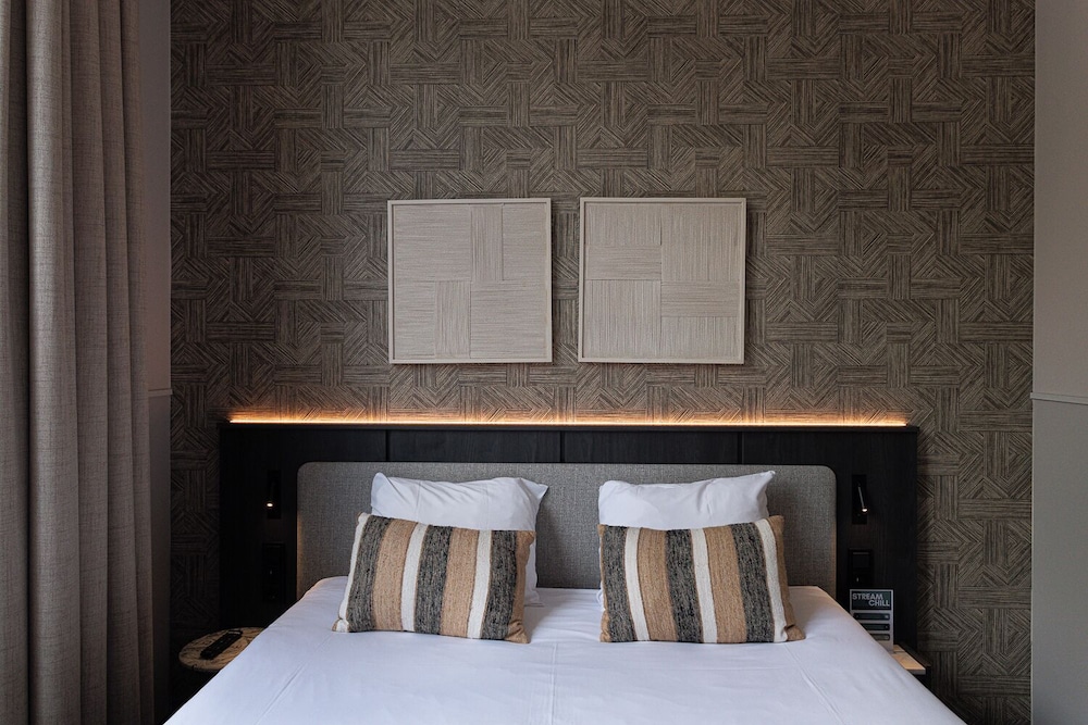 Deluxe Room - Photo 12