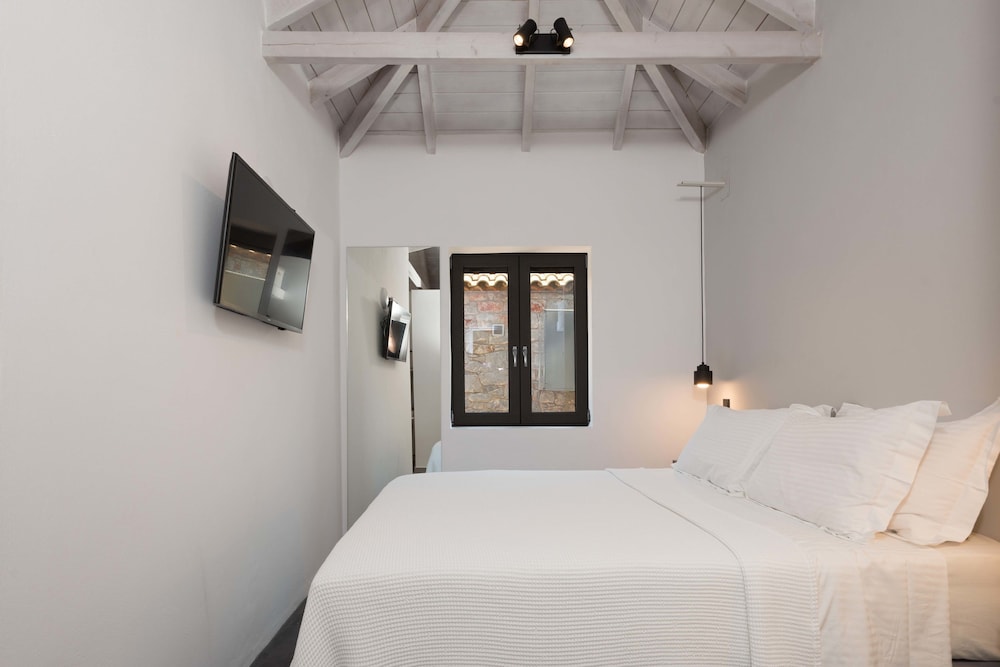 Deluxe Townhome, 1 Queen Bed with Sofa bed, Non Smoking (One (1)) photo 3
