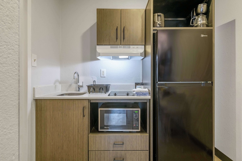 Standard Room, 1 Queen Bed, Non Smoking, Kitchenette - Photo 1