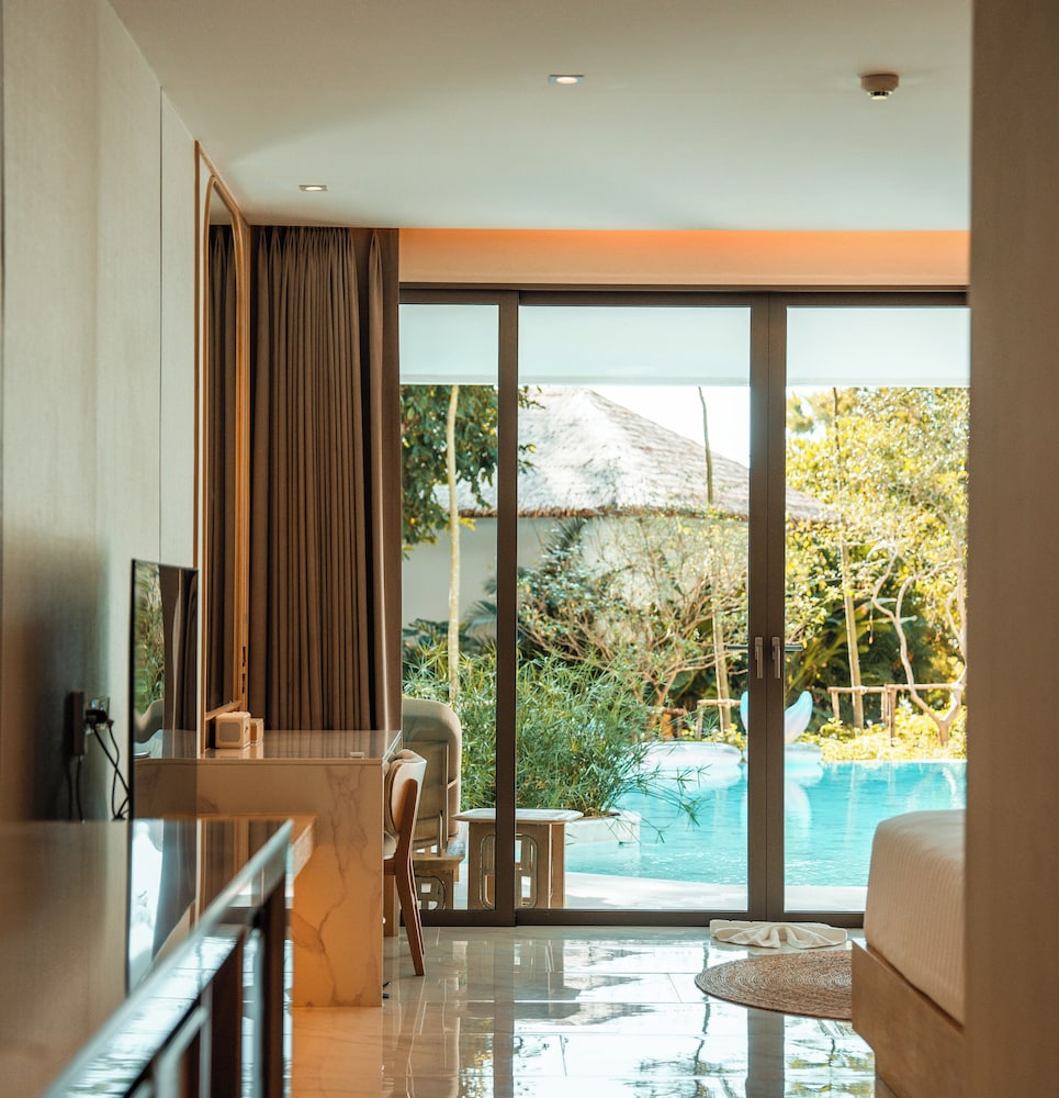 Pool Access Room