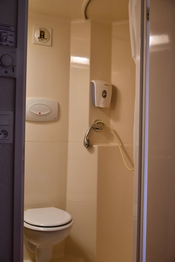 Standard Room, Multiple Beds (1 Double and 1 Single bed) - Photo 10