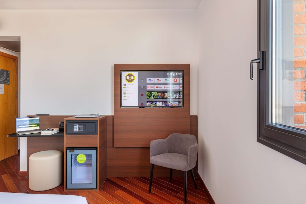 Standard Double Room, Non Smoking - Photo 5