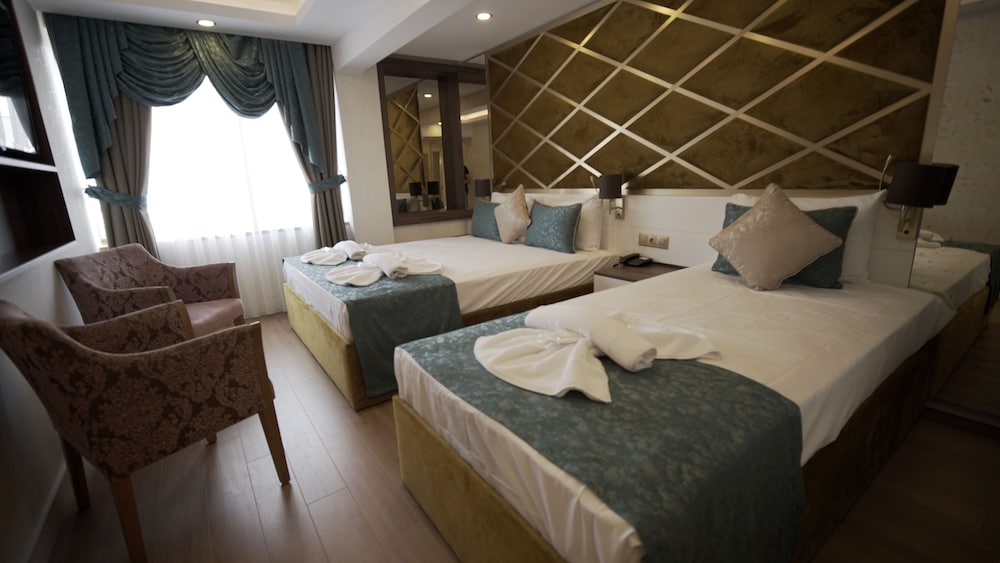 Standard Triple Room, City View photo 3