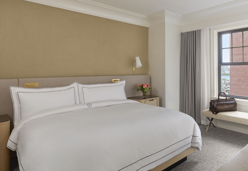 Classic Suite, Fireplace (with Roll-In Shower)