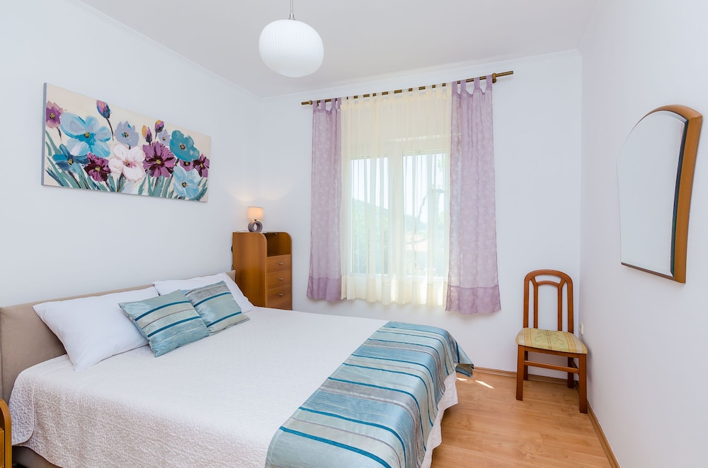 House (One-Bedroom Holiday Home With Terrace)