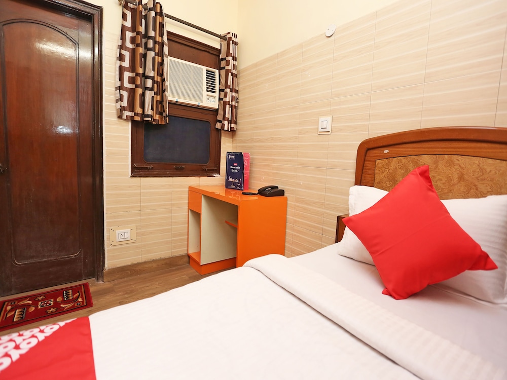Single Room, 1 Queen Bed photo 3