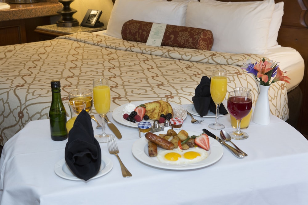 Standard Room, 2 Queen Beds - Photo 6