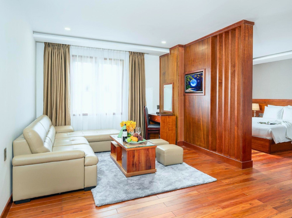 Suite, 1 King Bed, Bathtub, Partial Sea View photo 1