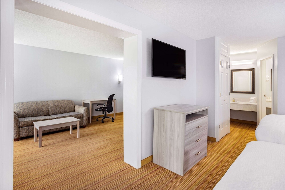 Suite, 2 Double Beds, Non Smoking (One-Bedroom Suite) - Photo 1