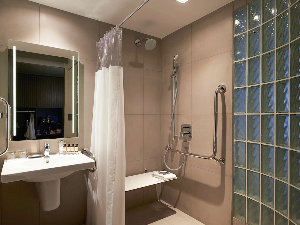 Deluxe Room, 1 Queen Bed, Accessible (Premium)