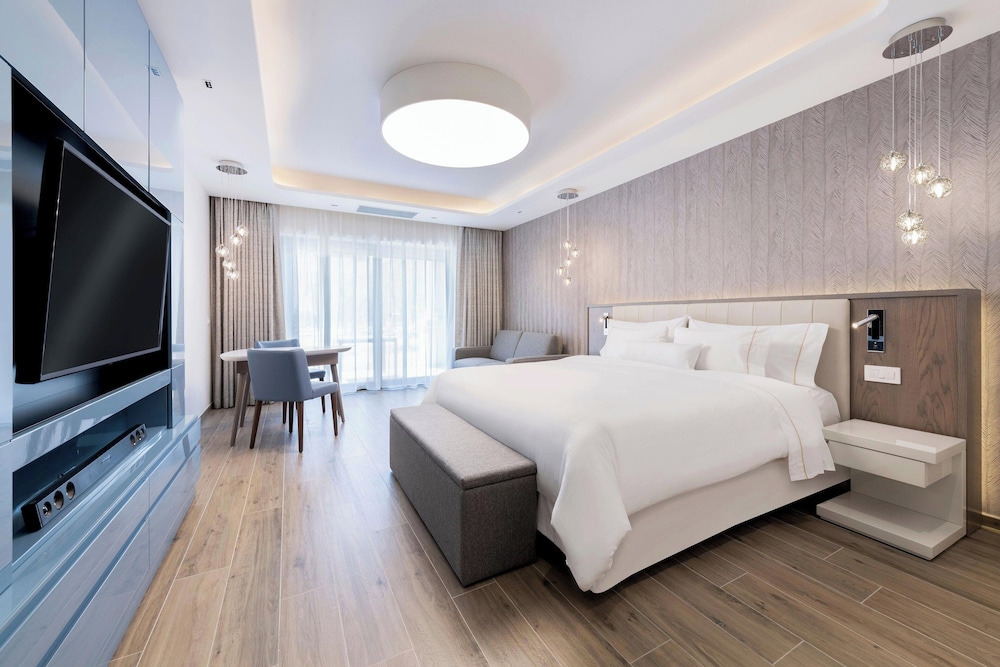 Luxury Room, 1 King Bed with Sofa bed, Garden View (Balcony)