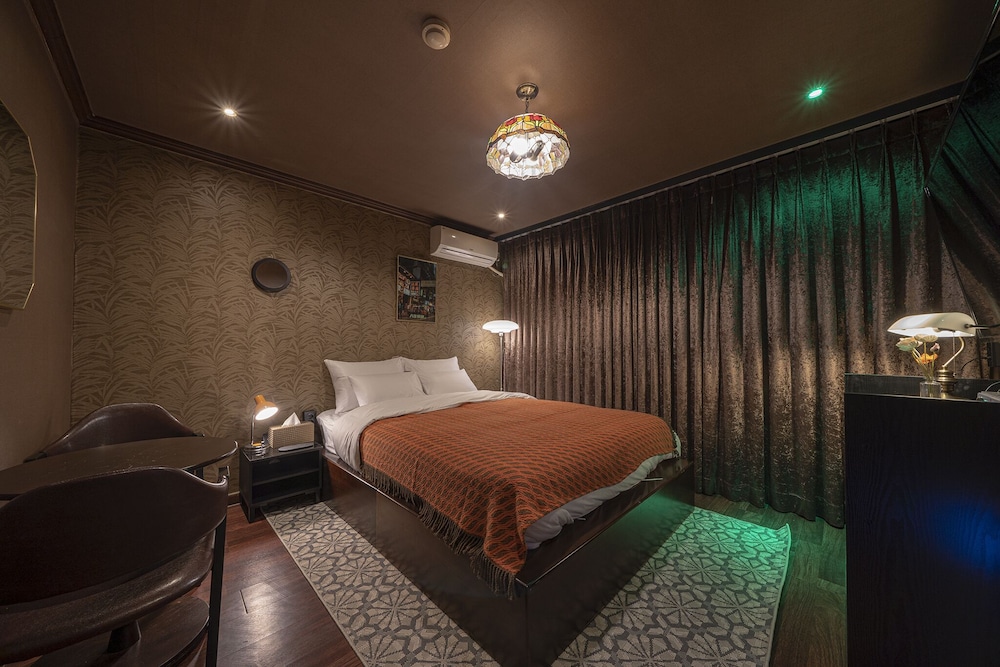 Hong Kong Standard - Photo 1