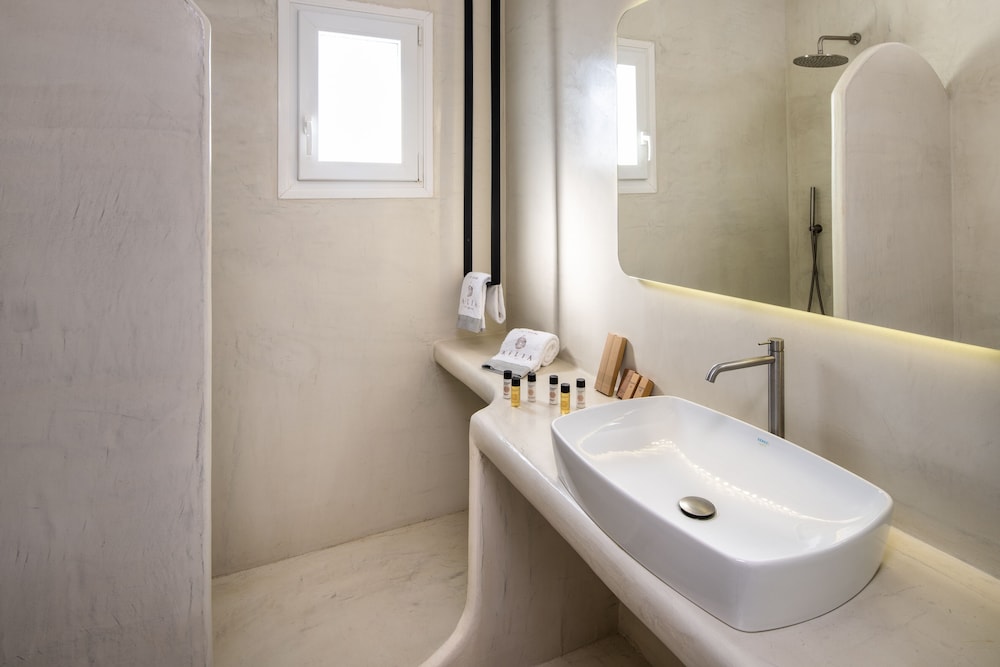 Junior Suite, Pool View - Photo 4
